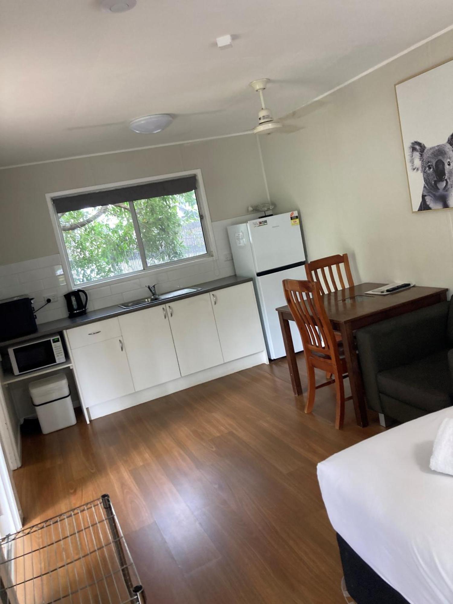 Bush Village Holiday Cabins Airlie Beach Exterior photo