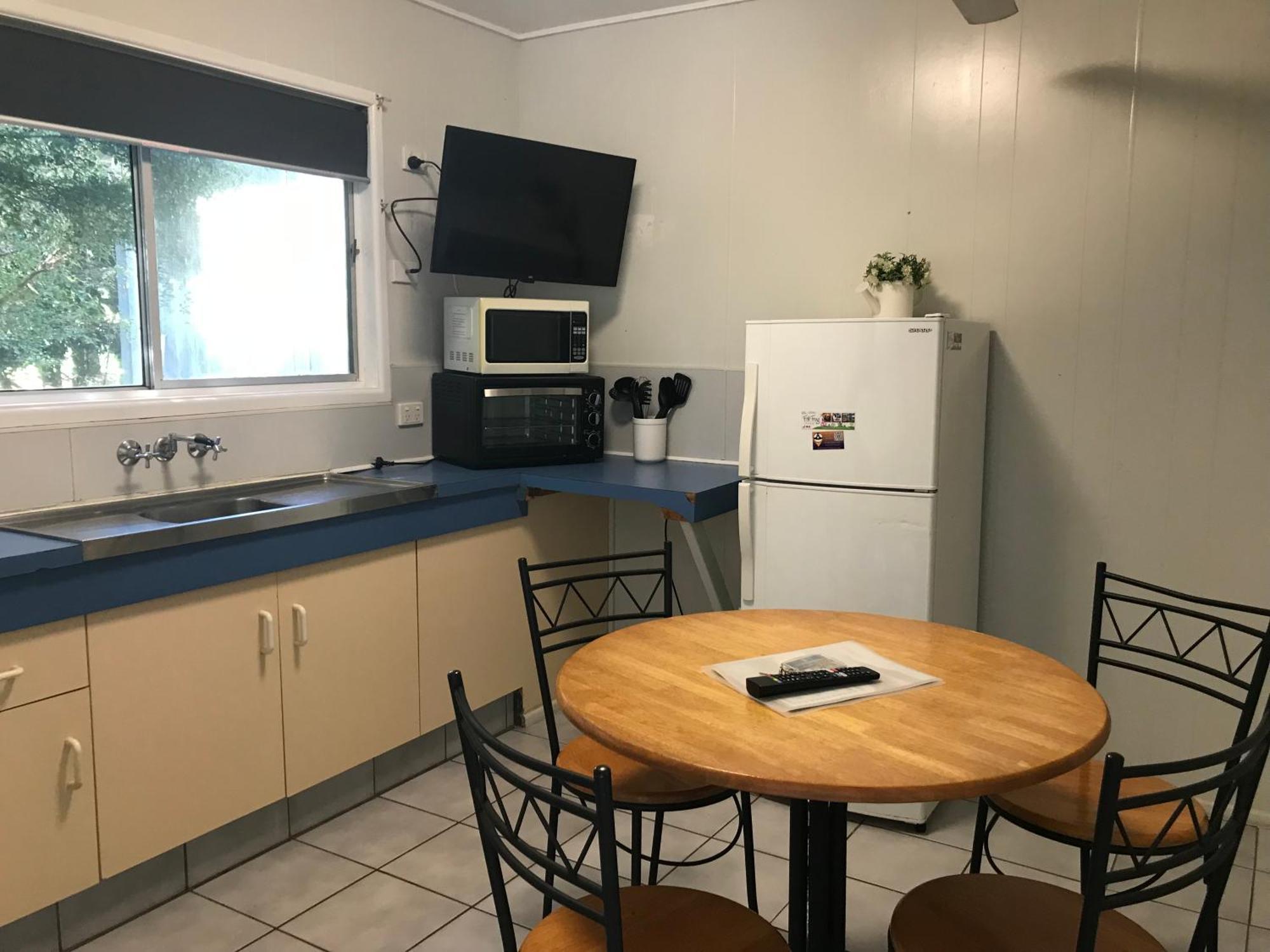Bush Village Holiday Cabins Airlie Beach Exterior photo